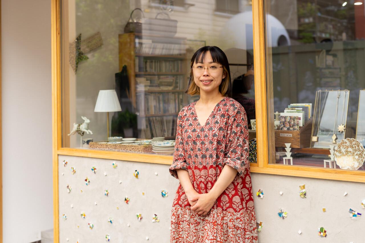 作家　飯野夏実　猫と魚の絵皿　金彩,和紙染め　StudioKarakusa 飯野夏実（いいの なつみ）】猫と魚の絵皿／金彩,和紙染め | うつわ屋